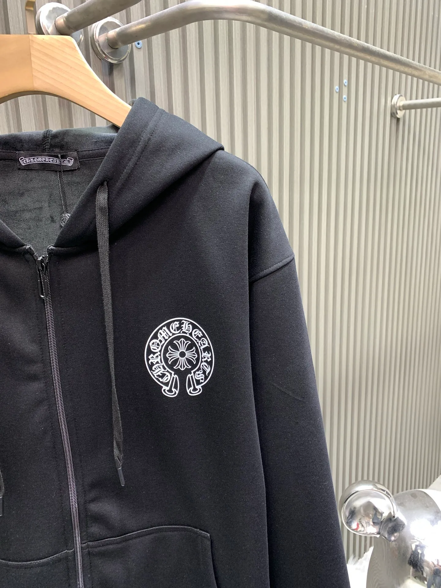 P260 Chrome Hearts Chrome Hearts Chrome New York City limited zipper jacket. Purchased and developed on the official website at 7999. 400 grams of pure cotton➕silver fox velvet. The fabric is made of 400 grams of thin velvet coarse fish scale fabric. The printing is based on the original version and is printed with hand glue. The finished product is sanded and washed to shape. It feels excellent. Genuine antique silver and aged chain heads. The overall routing is straight and delicate. The fabric is comfortable and soft. The color is consistent without color difference. It can be matched with the same style to create a fashionable look. Manage various occasions. Customized accessories Complete three standards, same style for men and women